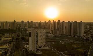 Imagem mostra Campo Grande do alto, com pôr do sol (Foto: Edemir Rodrigues)