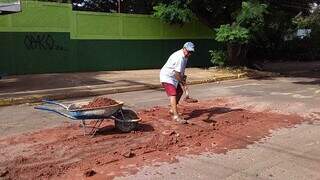 Gilmar Rodrigues dos Santos resolveu tapar os buracos da rua com terra que caiu de caminhão. (Foto: Direto das Ruas)