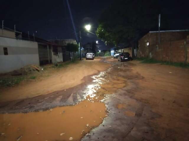 Vazamento alaga tr&ecirc;s ruas no Oliveira 2 e cria rios de lama