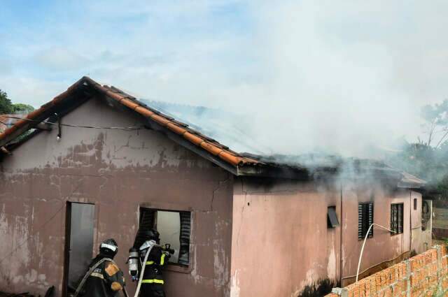 Inc&ecirc;ndio come&ccedil;a em sof&aacute; onde celular recarregava e atinge casa em Anast&aacute;cio