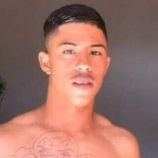 Jovem &eacute; assassinado com golpe de faca ap&oacute;s sair de casa noturna