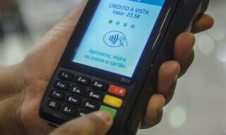 Consumidor passando cartão de crédito em comércio (Foto: Marcello Casal Jr/ Agência Brasil)