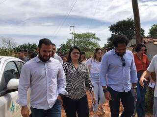 Defensor, secretária e procurador chegando ao local (Foto: Divulgação/Governo de MS)