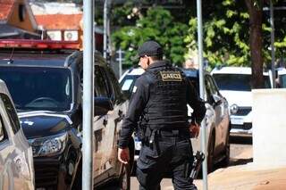 Policial do Gaeco durante cumprimento de mandados na Capital (Foto: Henrique Kawaminami)