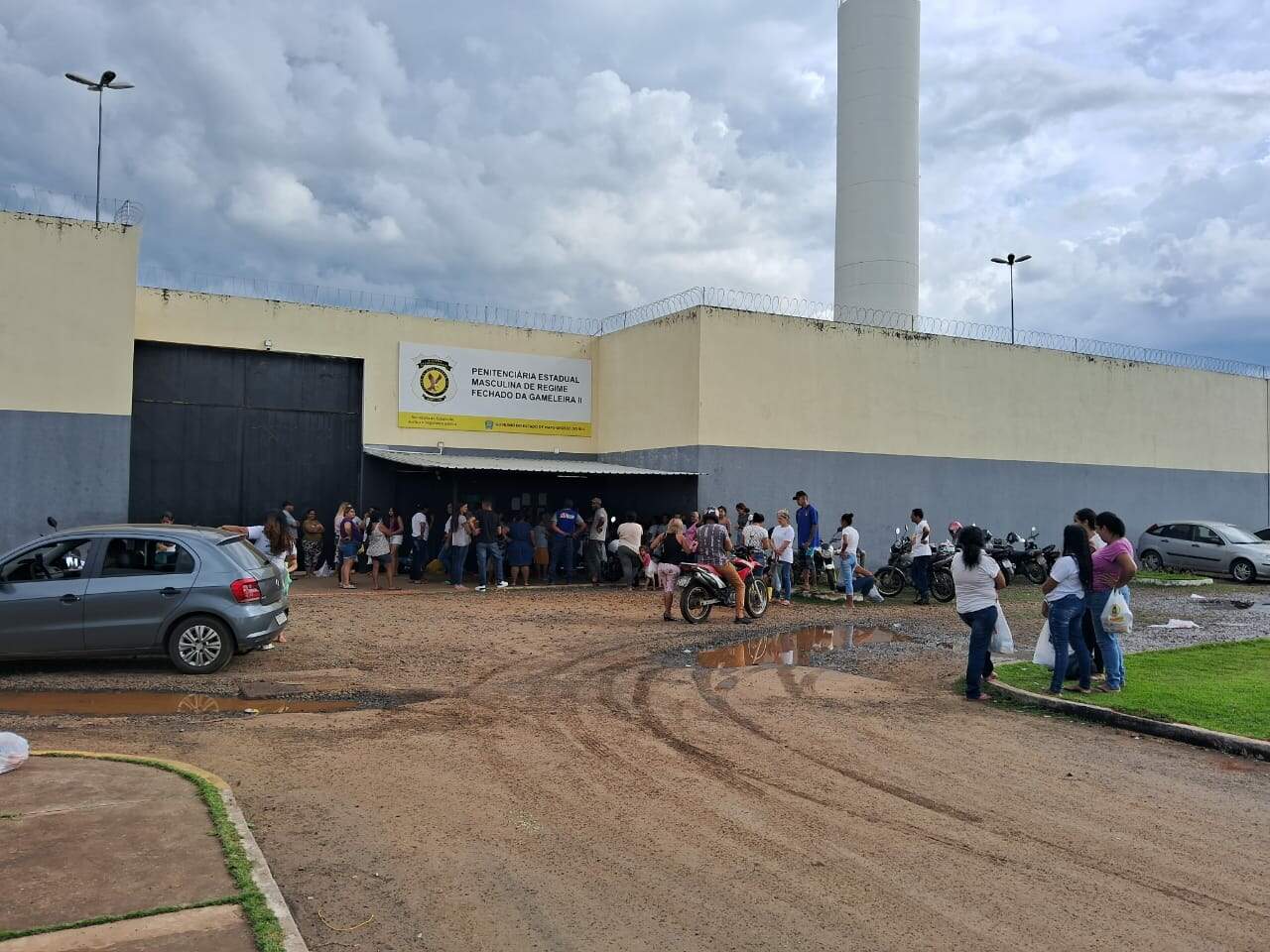 Famílias reclamam de espera de 3h para entregar pertences à presos na Gameleira