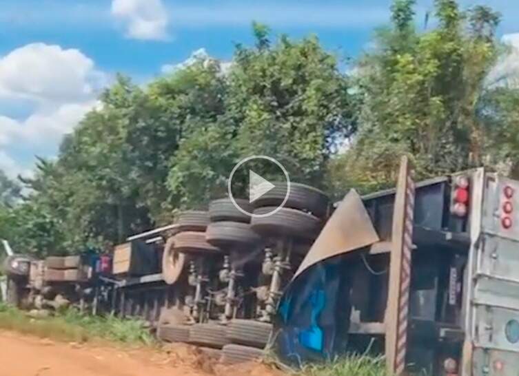 Vídeo mostra tombamento de carretas na BR-262 
