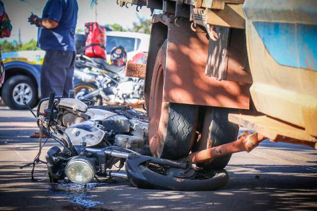 Motociclista &eacute; arrastado por 12 metros em acidente com caminh&atilde;o 