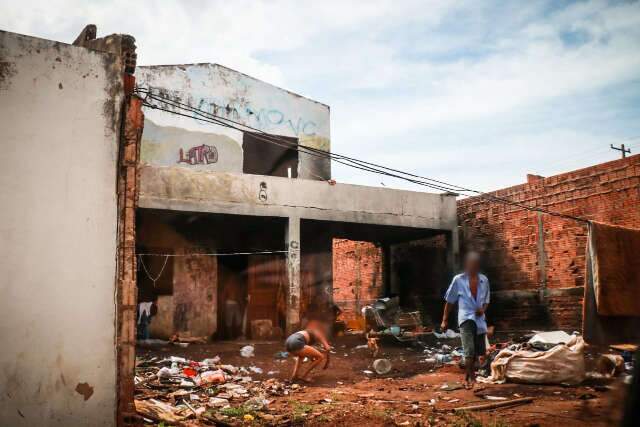 Sobrado na Nhanh&aacute; &eacute; &quot;minicracol&acirc;ndia&quot; que abriga problema social e transtornos