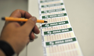 Apostador preenche canhoto da Mega-Sena. (Foto: Marcello Casal Jr./Agência Brasil)