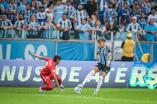 Jogadores disputam a posse da bola em partida realizada neste domingo (7). (Foto: Lucas Uebel/Grêmio)