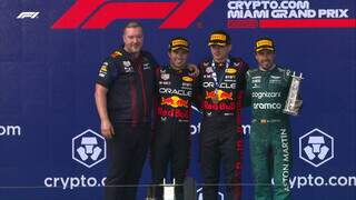 Verstappen, Pérez e Alonso no pódio do GP de Miami. (Foto: Reprodução/F1 no Twitter)