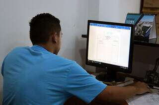 Estagiário do IEL (Instituto Euvaldo Lodi) durante trabalho. (Foto: Divulgação/IEL)