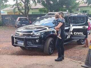 Criança sendo levada por equipe da Polícia Civil. (Foto/Divulgação/PCMS)