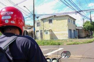 Motoentregador Nivaldo Pereira observa o fio no meio da rua no cruzamento (Foto: Juliano Almeida)