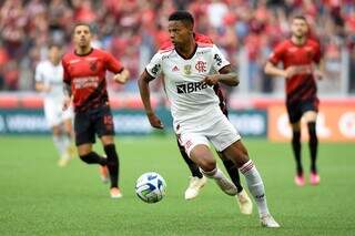 Jogadores disputam pela posse da bola em partida realizada na Arena da Baixada, em Curitiba. (Foto: Marcelo Cortes/Flamengo)