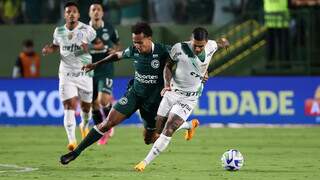 O jogador Dudu, da SE Palmeiras, disputa bola com o jogador do Goiás EC, durante partida válida pela quarta rodada, do Campeonato Brasileiro, Série A, no Estádio da Serrinha. (Foto: Cesar Greco/Palmeiras/by Canon)