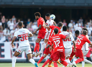 Jogadores disputam a posse da bola, em partida realizada no Morumbi. (Foto: Paulo Pinto/SPFC)