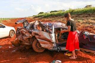 Parentes das vítimas foram ao local do acidente com Corsa, a 25 km da Capital. (Foto: Henrique Kawaminami)