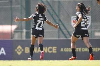 Yasmin e Duda comemoram gol do Corinthians (Foto: Divulgação)