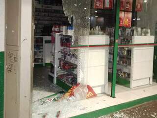 Porta de vidro foi estourada pelos dois suspeitos (Foto: divulgação / Guarda Civil Metropolitana) 