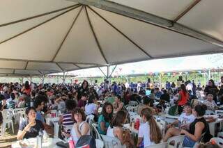 Tenda lotada de pessoas na manhã deste domingo (Foto: Juliano Almeida)