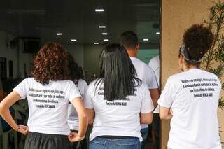 Amigas com as camisetas que os familiares fizeram em homenagem a Karolina (Foto: Henrique Kawaminami)