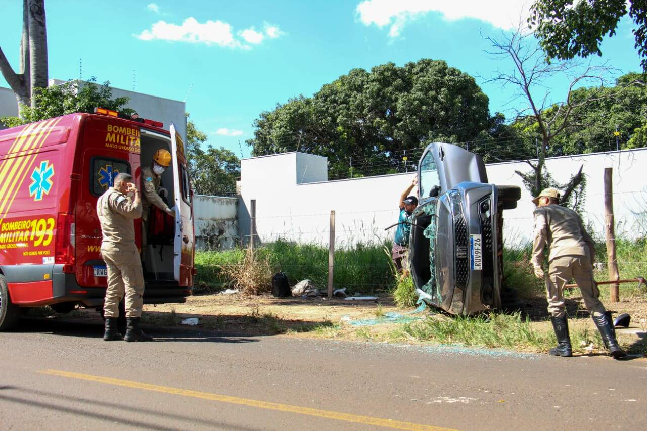 Carro tomba após colisão em trecho com sinalização precária no Vilas Boas