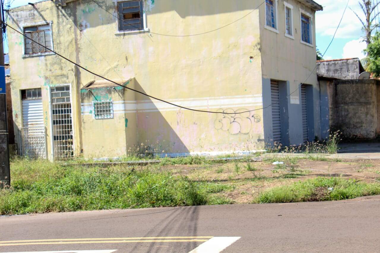 Fio rebaixado no meio da rua é risco de acidente no São Lourenço