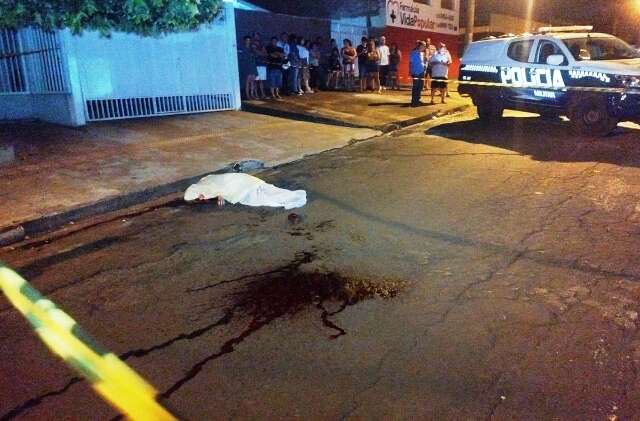 Rapaz &eacute; assassinado com facada no pesco&ccedil;o por dupla em bicicleta