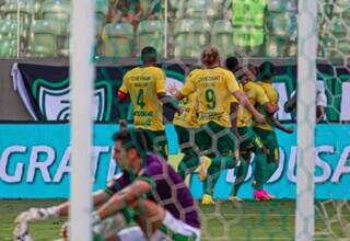 Jogadores do Cuiabá celebram gol da vitória em Belo Horizonte (Foto: Divulgação)