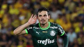 Raphael Veiga celebra gol com a camisa do Palmeiras (Foto: Divulgação)