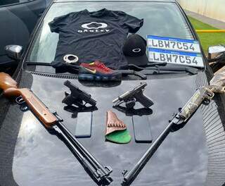 Armas e roupas apreendidas com ladrões. (Foto/Divulgação)