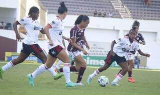 Jogadoras disputam a posse da bola em partida realizada neste domingo (7). (Foto: Jonatan Dutra/Ferroviária)