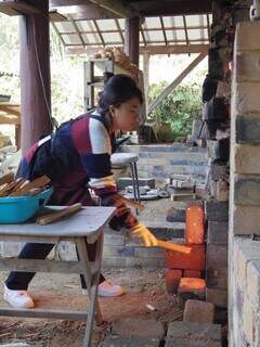 Em 2017, ela participou da queima a lenha no forno &#39;noborigama&#39;. (Foto: Arquivo pessoal)