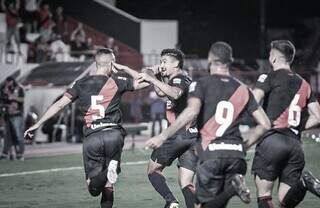 Jogadores comemoram a vitória em disputa com Londrina. (Foto: Ingryd Oliveira/Atlético-GO)