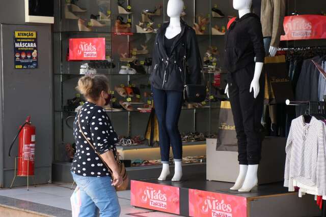 Para presentear neste Dia das M&atilde;es, maioria deve comprar roupas e &agrave; vista