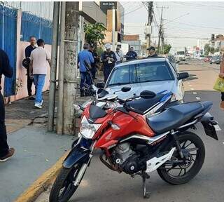 Guardas multando donos de motos e de carro em frente à Funsat. 