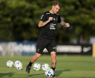 Róger Guedes brinca com a bola em treino (Foto: Rodrigo Coca/Agência Corinthians)