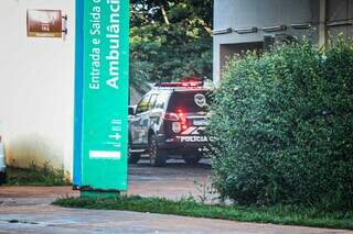 Viatura da Polícia Civil na Upa Vila Almeida, onde suspeito morreu. (Foto: Henrique Kawaminami)