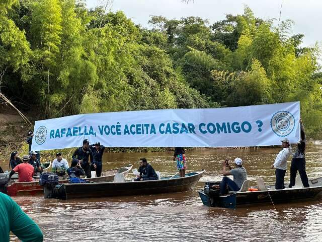 Pescaria de anivers&aacute;rio termina com pedido de casamento no Rio Miranda