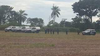 Viaturas da Polícia Militar próximo à sede da Fazenda Do Inho, reocupada em 3 de março. (Foto: Direto das Ruas)