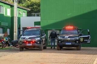 Policiais no residencial onde ocorreu confronto nesta manhã. (Foto: Henrique Kawaminami)