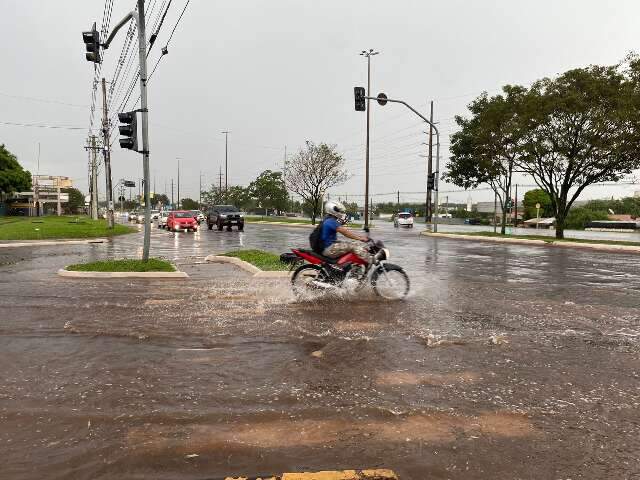 Frente fria no Estado derruba &lsquo;calor&atilde;o&rsquo; e traz chuva para Capital 