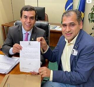 Vereador Betinho posa com o deputado federal Beto Pereira em viagem para Brasília. (Foto: Reprodução)