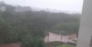 Carro ficou submerso durante chuva forte no Bairro Mata do Segredo. (Foto: Direto das Ruas)