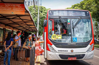 Passageiros entram em ônibus na Avenida Afonso Pena, em Campo Grande (Foto: Henrique Kawaminami/Arquivo) 