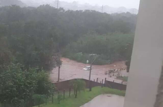 No Bairro Mata do Segredo, nascente transborda e carro fica preso na correnteza