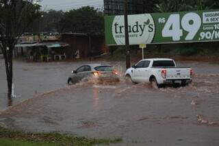 Avenida Consul Assaf Trad ficou alagada. (Foto: Alex Machado)