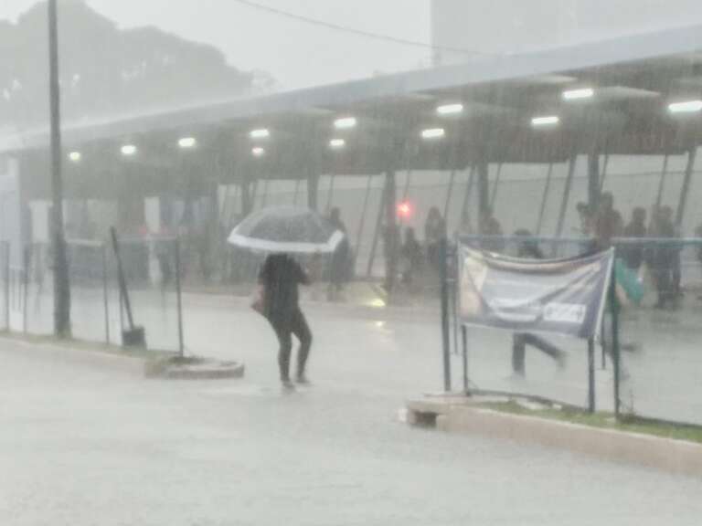 Chuva no Terminal Aero Rancho (Foto: Simão Nogueira)