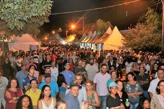 Além da parte alimentícia, festa também reúne atrações musicais. (Foto: Divulgação/PMCG)
